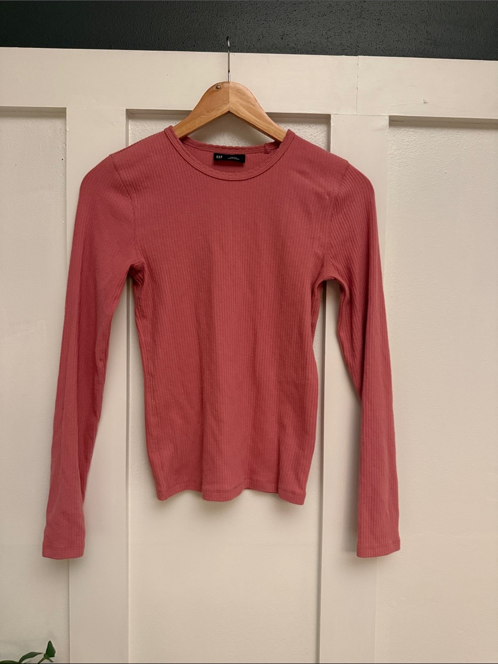 GAP Long-Sleeve Ribbed Crewneck Top - Rose
